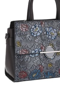 Kožená kabelka s vyraženým vícedílným květinovým motivem v červené, modré a žluté na šedém pozadí; stříbrné kulaté kovové doplňky.