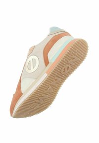 Baskets avec un dessus en maille beige, en daim brun clair, des accents bleu clair et une semelle en caoutchouc prononcée avec une texture rainurée.