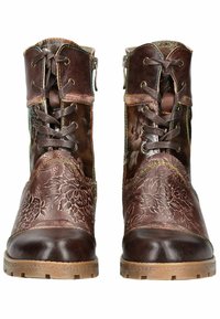 Botas de tobillo de cuero marrón con relieve floral, diseño de cordones, acentos de costura verde y suelas de goma texturizadas.
