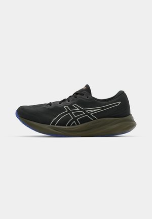 Schwarzer Sportschuh mit strukturiertem Obermaterial, ausgestattet mit einem auffälligen weißen Logodesign, einer geschwungenen Sohle in Dunkelgrau und blauen Akzenten an der Außensohle.
