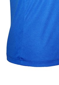 Blauwe sportshirt gemaakt van een soepele, lichte stof met een reguliere pasvorm. Beschikt over een ronde zoom en subtiele stikdetails.