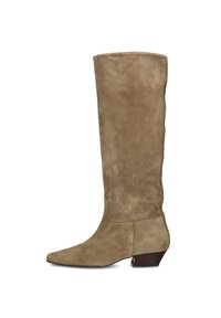 Knielange, lichtbruine suède laarzen met een spitse neus en een lage, gestapelde hak. Soepele textuur met een naadloos ontwerp en geen zichtbare hardware.