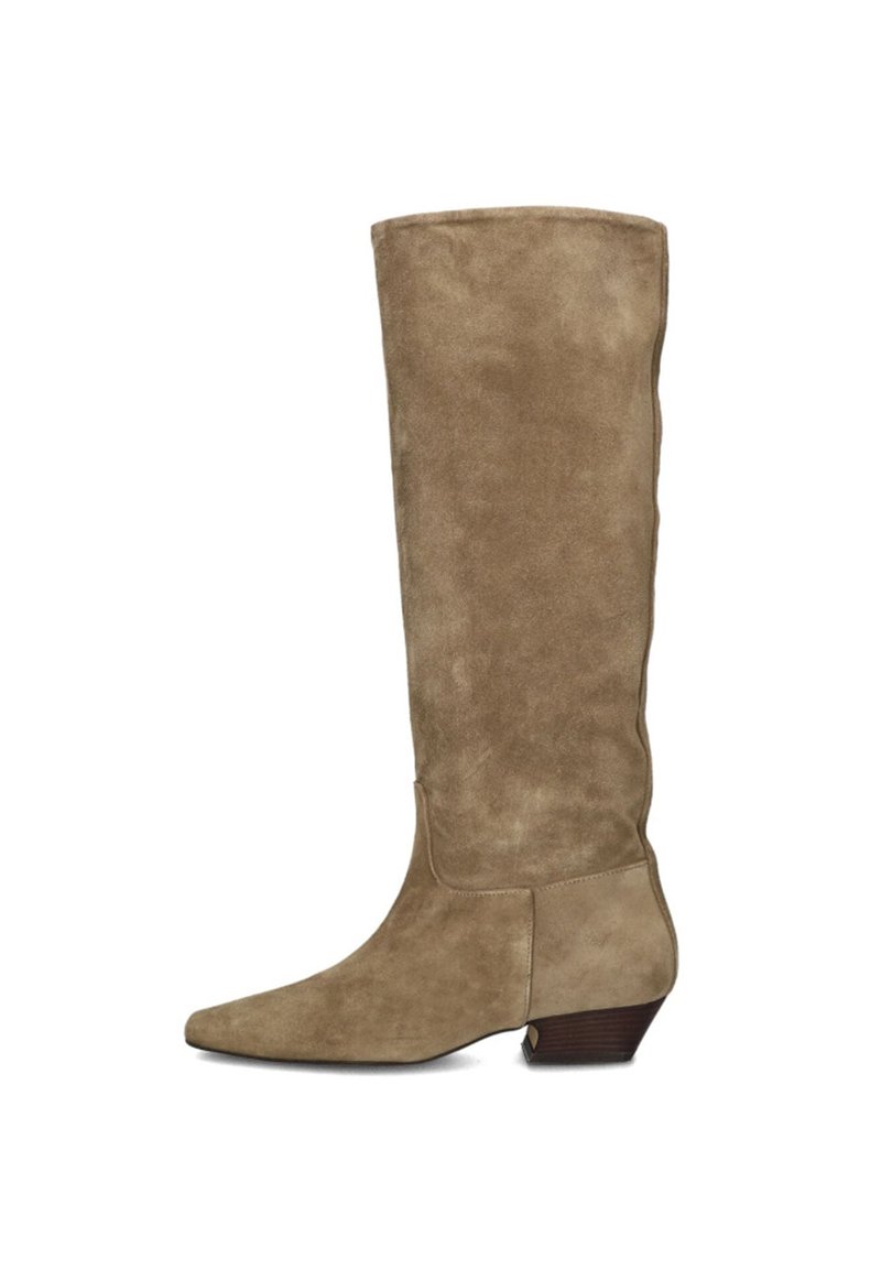 Knielange, lichtbruine suède laarzen met een spitse neus en een lage, gestapelde hak. Soepele textuur met een naadloos ontwerp en geen zichtbare hardware.