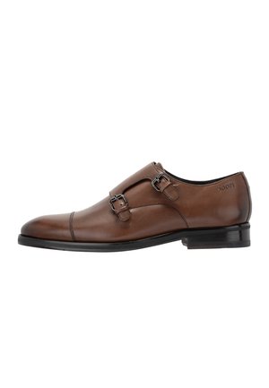 Brauner Lederschuh mit doppelten Monkriemen und silberfarbenen Schnallen, niedrigem schwarzen Absatz und dem Markennamen "JOOP!" an der Seite.
