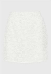 Mini-jupe blanche avec une surface en tissu texturé et effiloché, présentant une coupe ajustée et un ourlet net, conçue pour un ajustement près du corps.