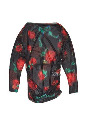 Top de manga larga de malla negra con un patrón floral en rojo y verde, de corte relajado y detalle fruncido en la cintura.