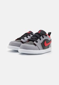 Jordan JORDAN 1 LOW - Joggesko - black/fire red/cement grey/white