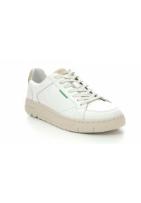 Zapatilla de deporte blanca de cuero con suela beige, cordones grises y acento verde. Presenta una textura suave y un diseño minimalista.