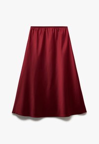 Een knielange, A-lijn rok van diep bordeaux satijn, met een gladde textuur en een elastische tailleband voor comfort.
