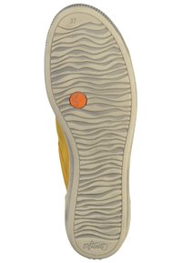Sole di scarpa gialla con texture ondulata, suola in gomma bianca e piccolo dettaglio arancione al centro. Numero 37 stampato sul tallone.