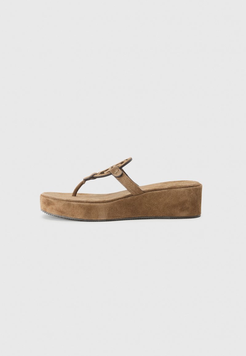 Hnědé semišové platformové sandály s tlustou podrážkou a tenkým designem pásků, které mají jednoduchý ozdobný prvek na vrchu.