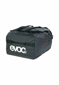 Borsa a cilindro nera con forma rettangolare, materiale in nylon, manici superiori e un logo bianco in evidenza. Presenta una cerniera e dettagli su una tasca laterale.