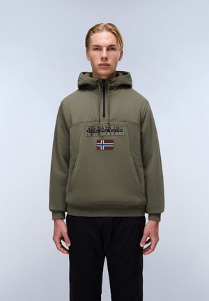 Sudadera color verde oliva con bolsillo frontal, con un logo negro y un pequeño acento de bandera noruega. Tejido texturizado, corte relajado.