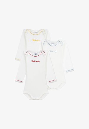 Tre långärmade bodysuits i vitt med färgad sömnad. Varje har en olika brodering: gul "Petit cœur", röd "Petit amour" och blå "Petit ange."