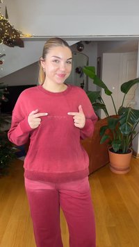 Μπορντό φούτερ με ριμπ μανσέτες και στρογγυλή λαιμόκοψη, με λογότυπο "pegador". Συνδυασμένο με αντίστοιχο παντελόνι φόρμας σε διαβαθμισμένη απόχρωση.