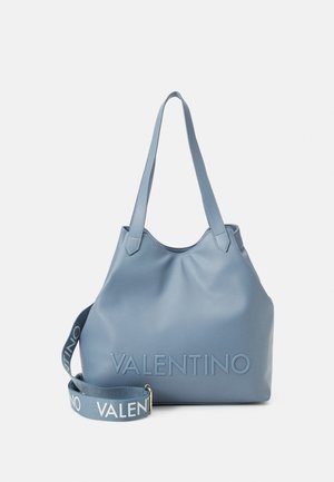 Jasnoniebieska torba typu tote Valentino z dwoma uchwytami i regulowanym paskiem, ozdobiona wypukłymi i nadrukowanymi logo Valentino.