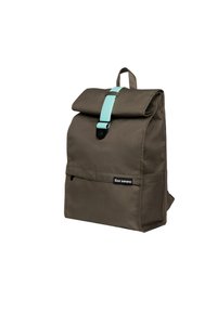 Zaino a roll-top marrone con una tracolla blu chiaro, realizzato in materiale resistente, dotato di una tasca frontale e di un design semplice e funzionale.