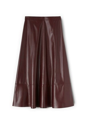 Gonna plissettata color bordeaux in pelle lucida, caratterizzata da un design svasato e cuciture al bordo per una maggiore struttura.