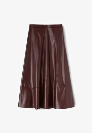 Gonna plissettata color bordeaux in pelle lucida, caratterizzata da un design svasato e cuciture al bordo per una maggiore struttura.