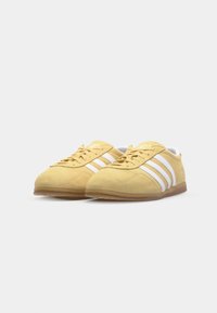 adidas Originals GAZELLE LO PRO W - Sneakers - almost yellow/footwear white