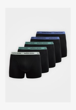 Vijf zwarte boxershorts met Björn Borg-geïllustreerde taillebanden in wit, groen en blauw, diagonaal gerangschikt op een witte achtergrond.