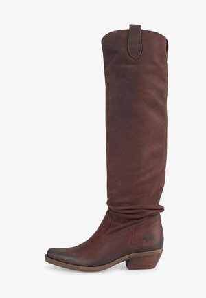 Bruine leren kniehoge laars met een slouchy ontwerp, gebogen bovenkant en een lage gestapelde hak. Gladde textuur met een subtiele vlinderlogo aan de zijkant.
