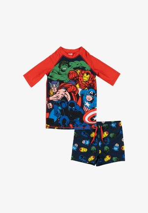 Kinder-Badebekleidungsset mit einem rotärmigen Oberteil, das Hulk, Iron Man, Thor, Captain America und Black Panther zeigt, sowie passenden Shorts mit Superheldengesichtern.