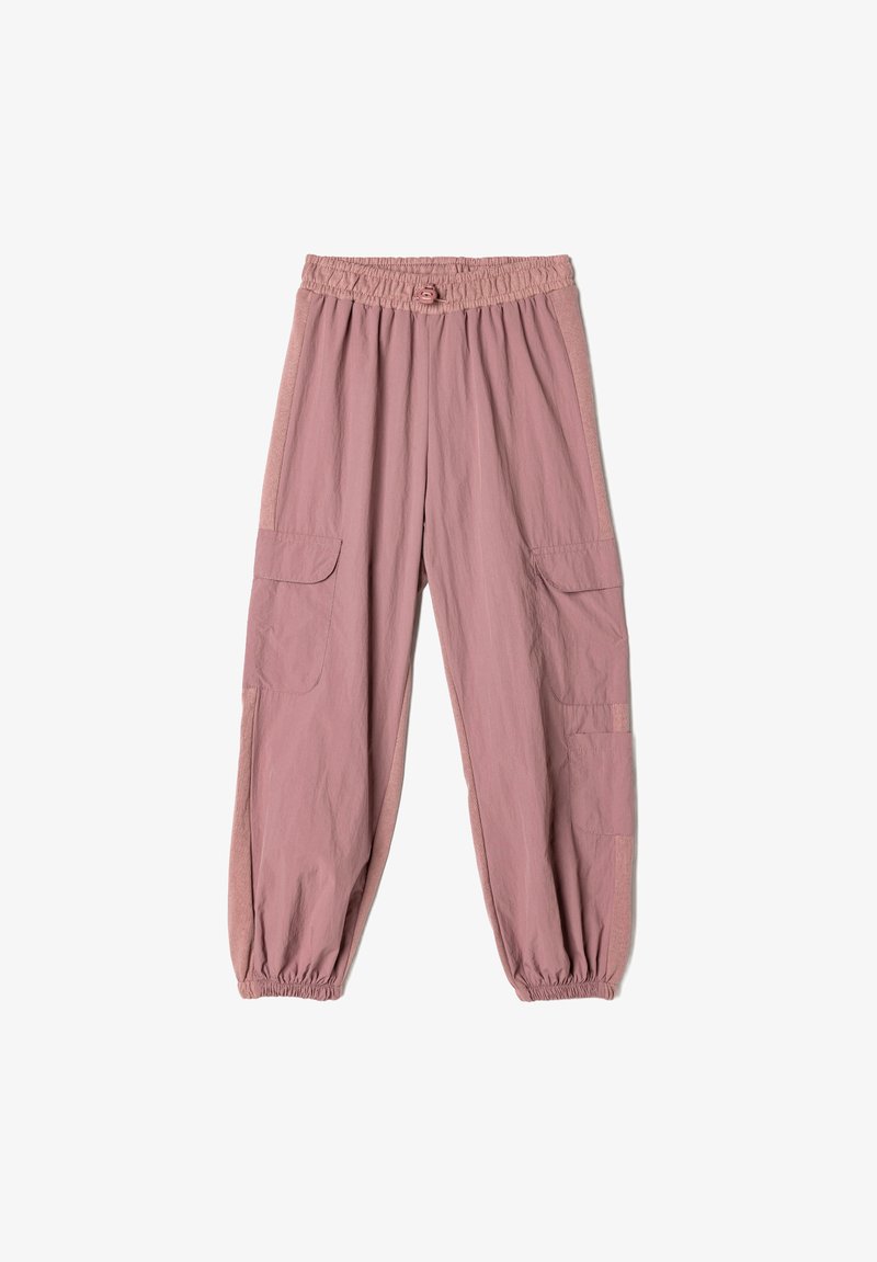Jasnoróżowe, luźne spodnie z elastycznym pasem, dwiema bocznymi kieszeniami i elastycznymi mankietami; wykonane z lekkiego, teksturowanego materiału.