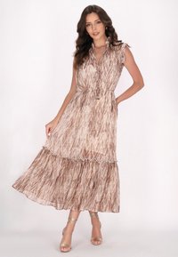 Luftiges, ärmelloses Maxikleid in Beige mit braunem abstraktem Muster, Rüschenkragen, taillierter Taille und gestuftem Rock. Inklusive eines dezenten Taillenzugs.