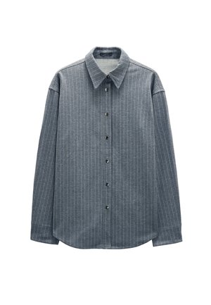 Szary koszula zapinana na guziki w poziome paski, wykonana z tkaniny tkanej. Posiada klasyczny kołnierzyk i czarne guziki z przodu.