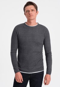 Unselected, dark grey