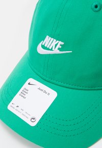 Nike Sportswear FUTURE CURVE BRIM UNISEX - Šiltovka - stadium green