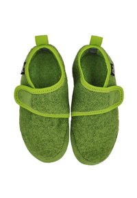 Groene vilten pantoffels met een zachte textuur, ovale vorm en verstelbare band. Voorzien van een lus-tab voor gemakkelijke aan- en uittrekken.