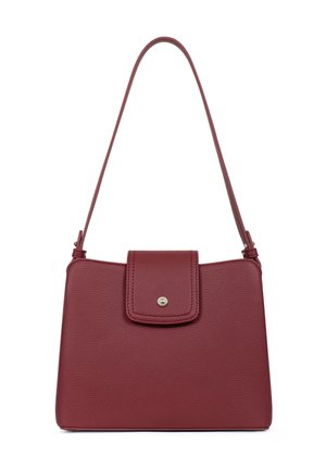Borsa bordeaux texturizzata con una sottile tracolla, forma rettangolare, chiusura a ribalta e una decorazione a bottone metallico sulla parte anteriore.