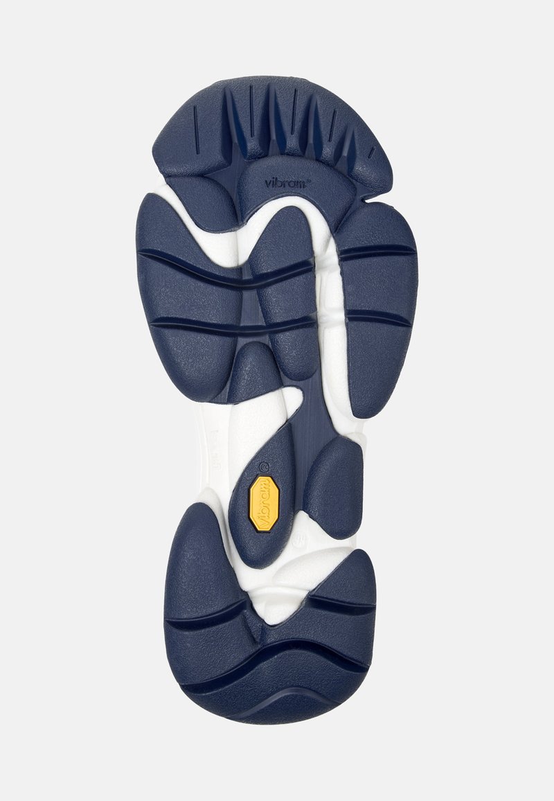 Suola della scarpa in blu navy e bianco, caratterizzata da gomma testurizzata con scanalature e creste distintive, e un logo giallo Vibram per una maggiore aderenza e durabilità.