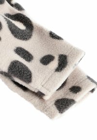 Fleece-Decke mit weichem Textur, hellbeigem Hintergrund und dunklen grauen Leopardenflecken; die Ränder sind für Haltbarkeit gesteppt.