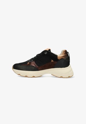 Schwarze und braune Sneaker aus einer Mischung aus Wildleder, Mesh und Leder, mit einer klobigen weißen Sohle und metallischen bronzefarbenen Akzenten.