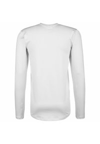 Chemise blanche à manches longues en tissu lisse, avec un décolleté arrondi, un ourlet droit et une coupe ajustée. Aucune pattern ou accent visible.