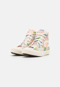 Klasické tenisky vysokého střihu vyrobené z plátna, zdobené vícebarevným kostkovaným vzorem v pastelových odstínech. Gumová podrážka s texturovaným vzorkem.