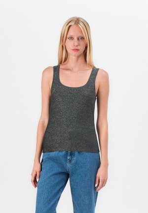 Grå, tettsittende ermeløs topp med firkantet utringning, laget av et strukturert, blankt stoff; kombinert med høyt liv blå jeans.