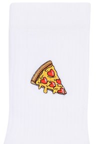 Calza di cotone bianca con un motivo ricamato a forma di fetta di pizza gialla, con crosta marrone e condimenti a forma di cuore rossi.