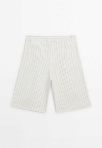 Witte gestreepte shorts met een rechte snit, twee achterzakken en een gladde textuur. Tailored tailleband met riemlussen.