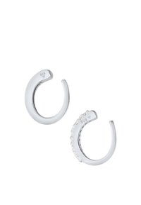Orecchini a cerchio in argento 925, con un design liscio e uno con piccoli accenti di gemme trasparenti lungo il bordo.