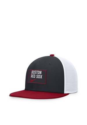 Cappellino da baseball in mesh bianco e nero con visiera rossa e toppa "Boston Red Sox" sul davanti, con logo Nike Swoosh rosso.