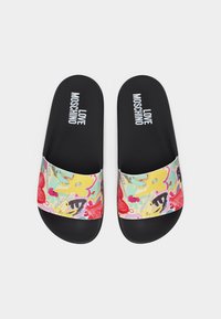 Μαύρα slides Moschino με φαρδιές, πολύχρωμες λουλουδένιες λωρίδες σε τόνους κόκκινου, κίτρινου, ροζ και ανοιχτού μπλε σε λευκό φόντο.