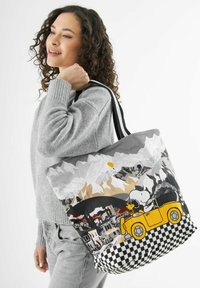 Leinen-Tote-Bag mit einem malerischen Bergdruck, einem Comic-Hund in einem gelben Auto und einem karierten Muster am unteren Rand. Schwarze Griffe.