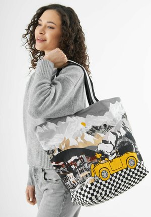 Leinen-Tote-Bag mit einem malerischen Bergdruck, einem Comic-Hund in einem gelben Auto und einem karierten Muster am unteren Rand. Schwarze Griffe.