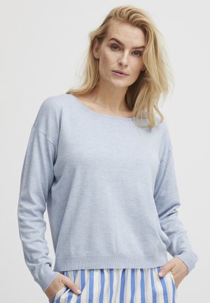 Lichtblauwe sweater met lange mouwen van zacht materiaal met een wijde halslijn. Kenmerkt geribbelde manchetten en zoom, gestyled met een patroon van blauw en witte gestreepte onderkleding.