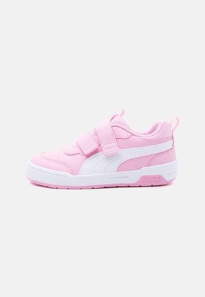 Baskets pour enfants Puma roses et blanches avec deux scratchs et une semelle texturée, présentées en profil latéral sur un fond neutre.
