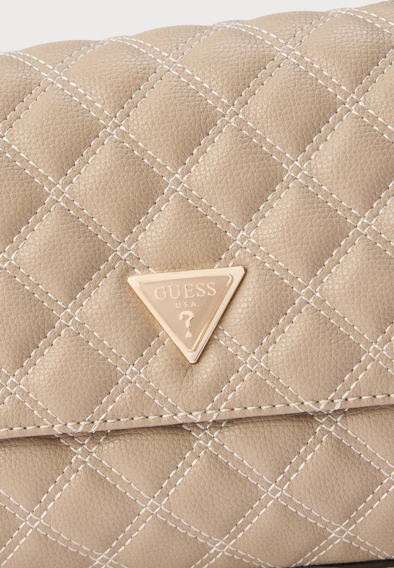 GUESS Giully Convertible Xbody Flap – Borsa A Tracolla Beige, 26x15x6 Cm, In Poliuretano, Con Dettagli Logo - 2